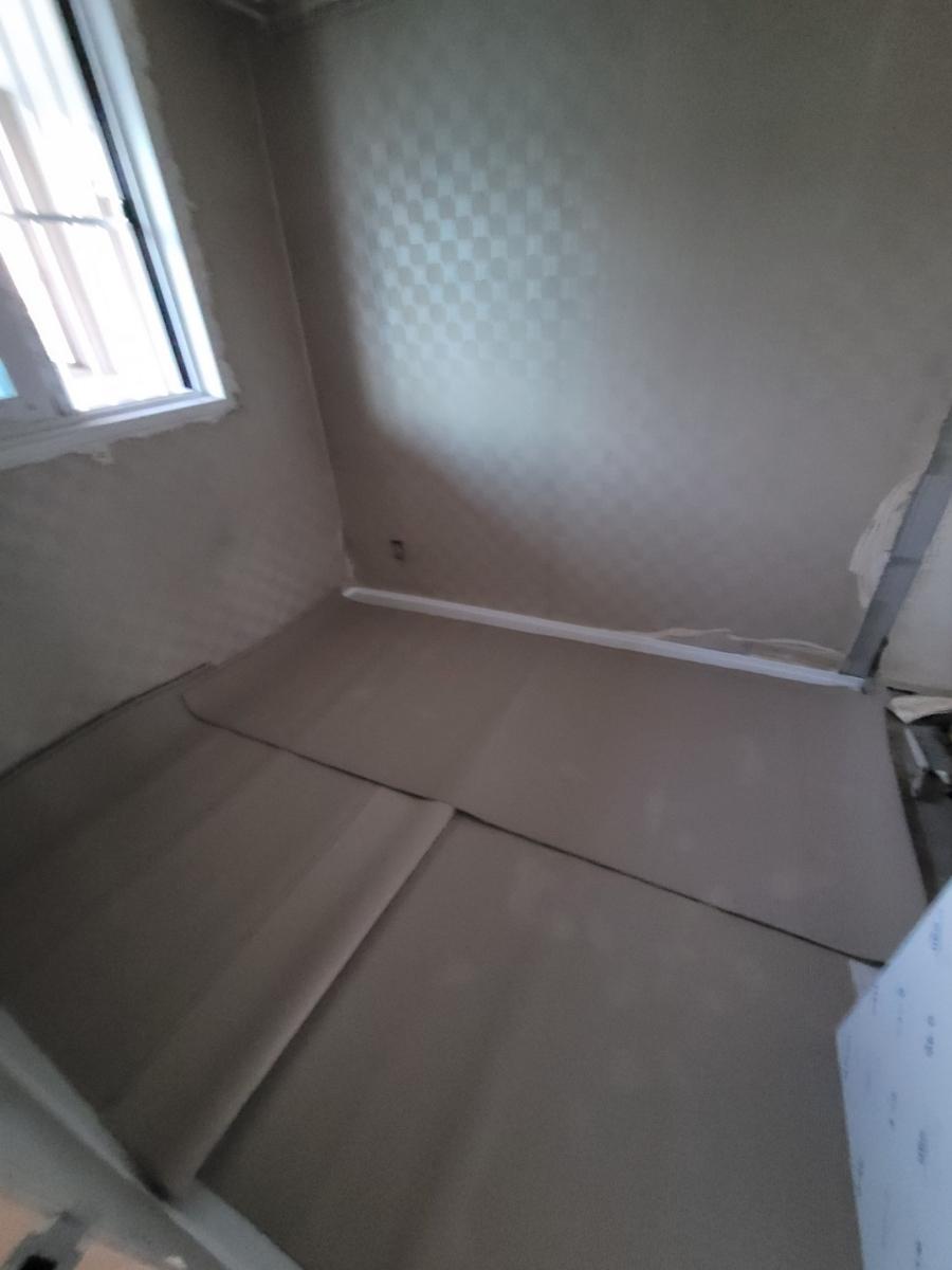 흰색 페인트로 마감된 빈 방과 바닥 보드
