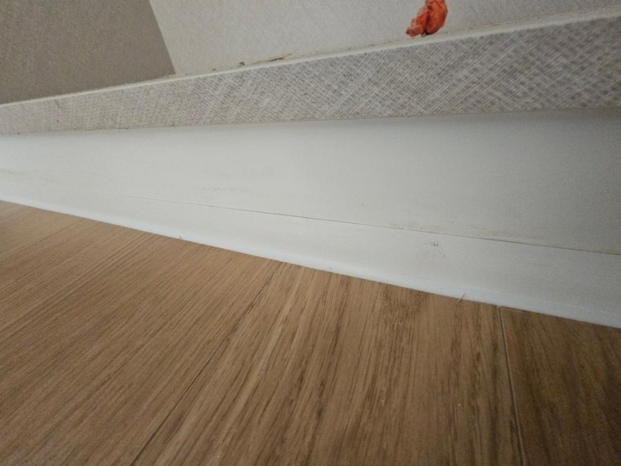 흰색 베이스보드와 마루의 접합부