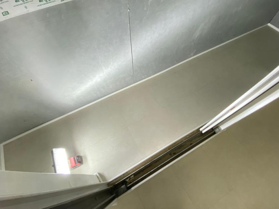 문틀과 바닥 타일이 만나는 접합부의 틈새