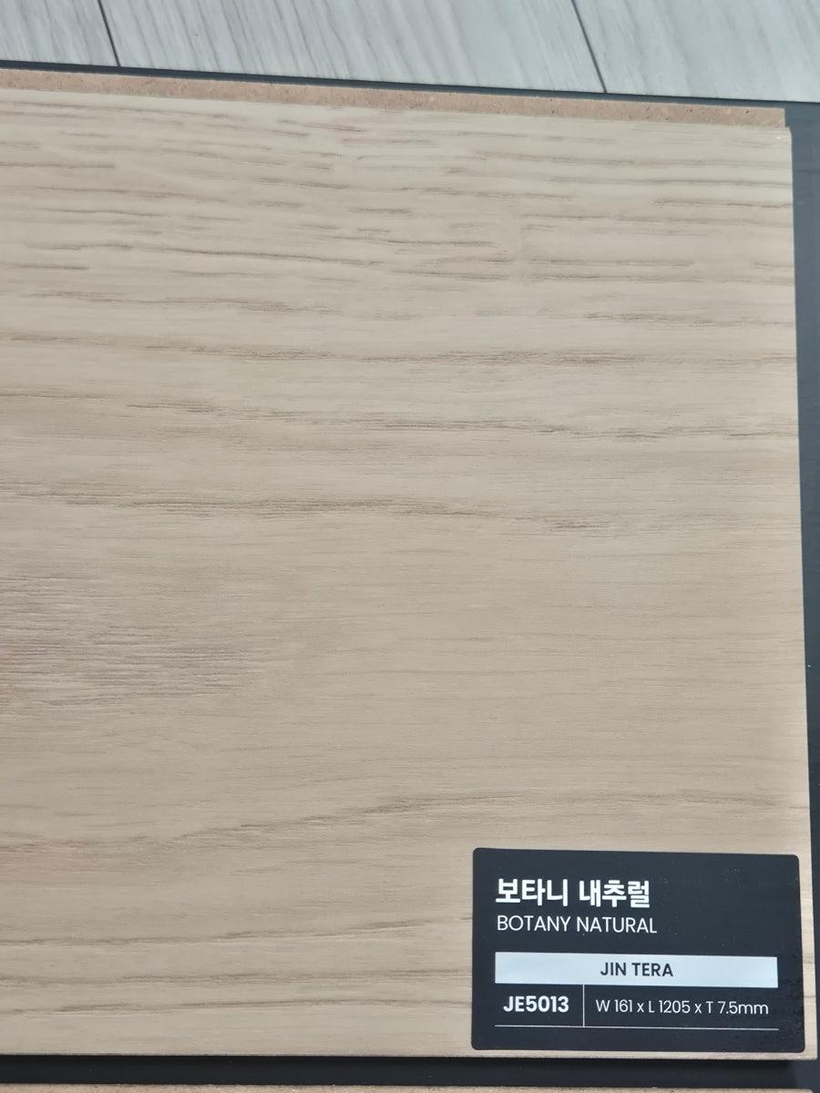 광폭 마루로 넓어 보이는 거실 공간