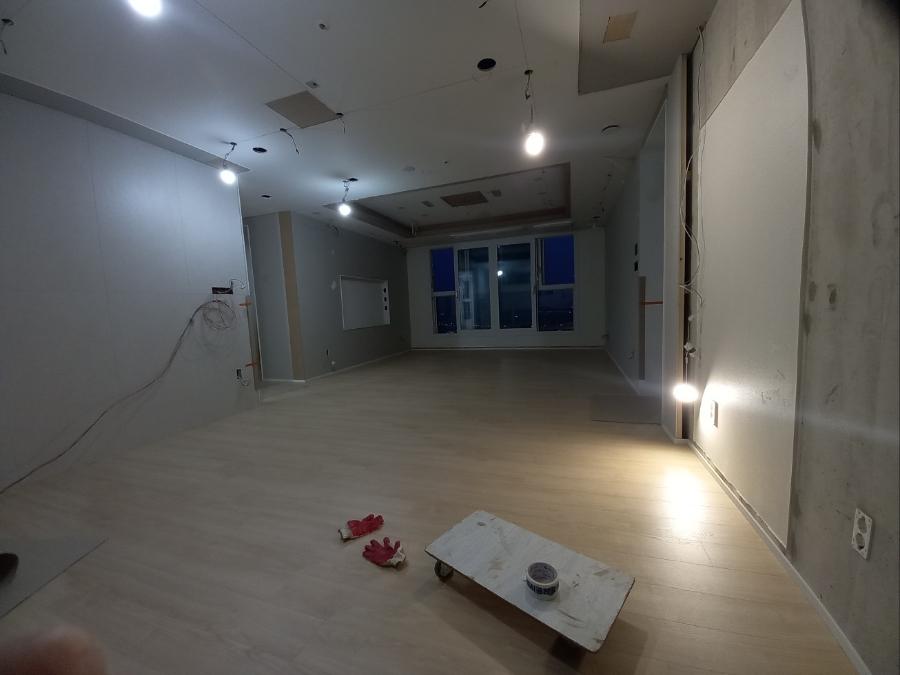 목재 마감재가 채워진 넓은 실내