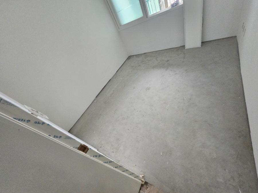 창문이 있는 빈 공간의 흰 벽과 콘크리트 바닥