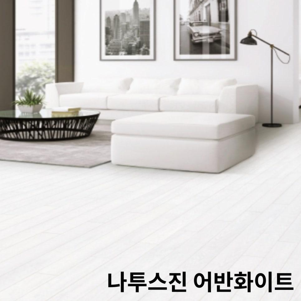 화이트 톤의 마루와 무채색 가구가 조화를 이룬 거실 전경