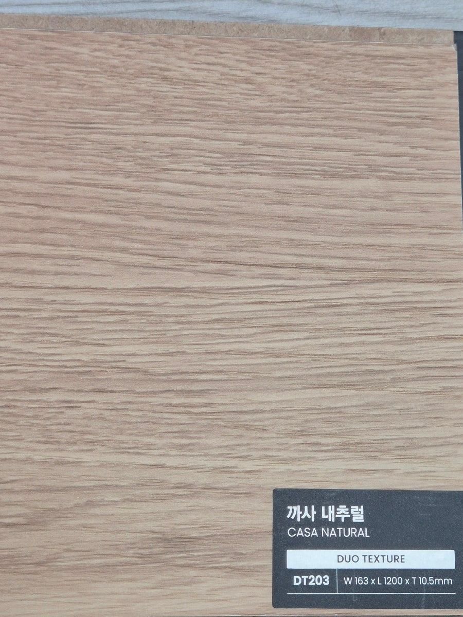 햇살과 어우러진 광폭 마루의 질감