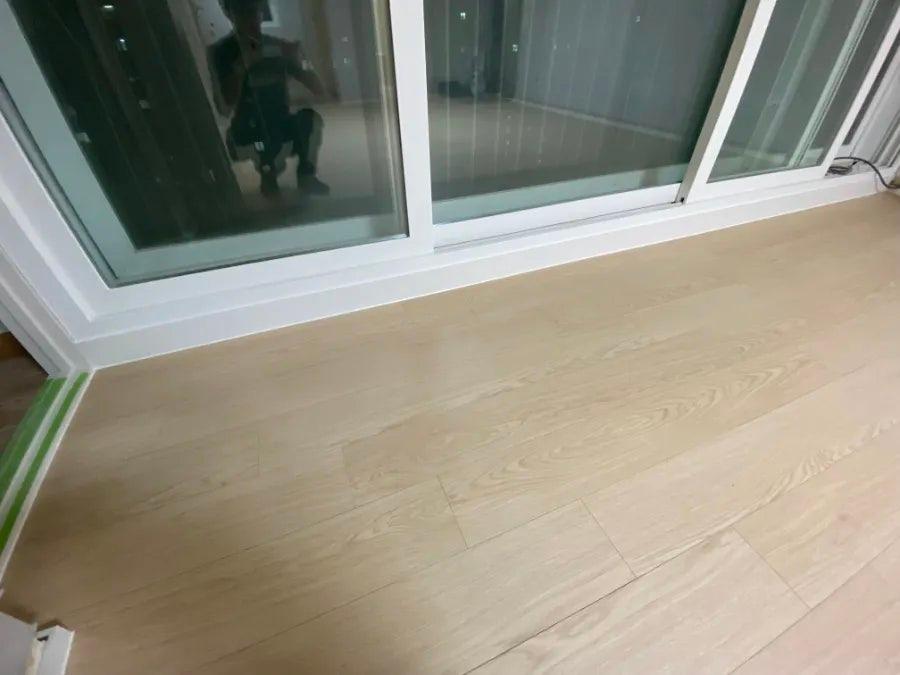 흰색 슬라이딩 도어와 베이지색 바닥