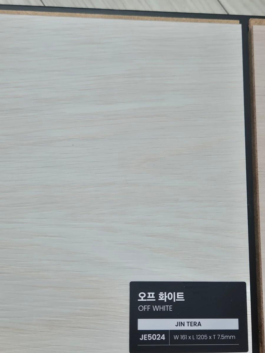 창가 햇살과 어우러지는 마루의 질감