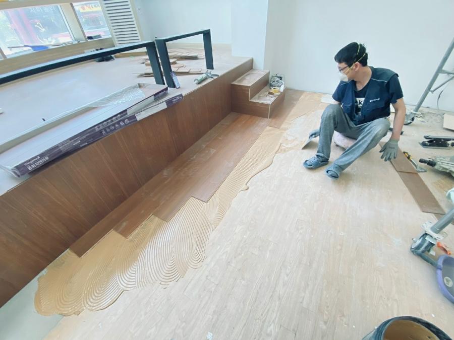 소형 도구를 활용해 바닥 상태를 점검하는 모습