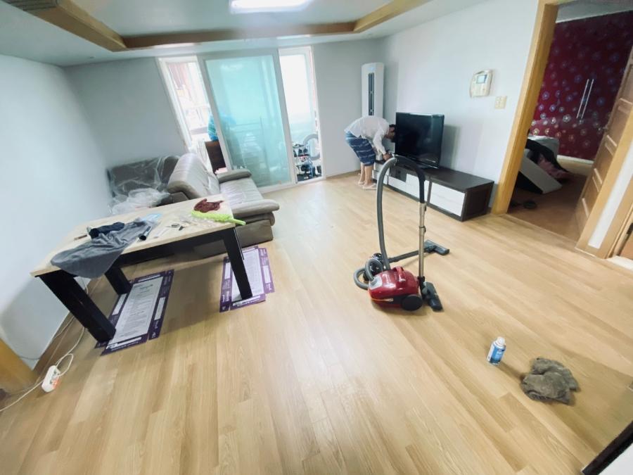 창가 빛이 들어오는 거실의 마루 시공 과정