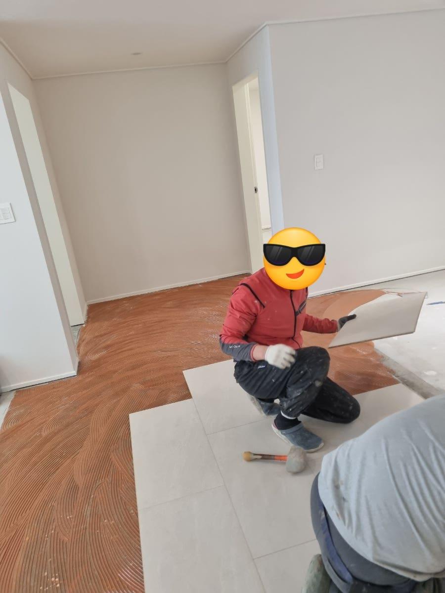 꼼꼼한 바닥 수평 작업을 진행 중인 복도