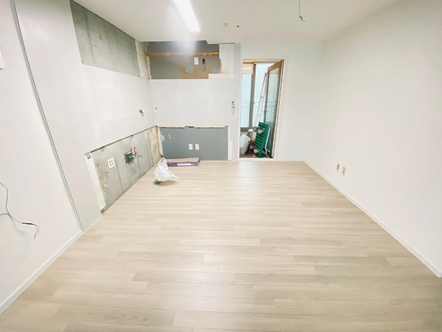 벽면 철거 후 배관이 노출된 공사 현장