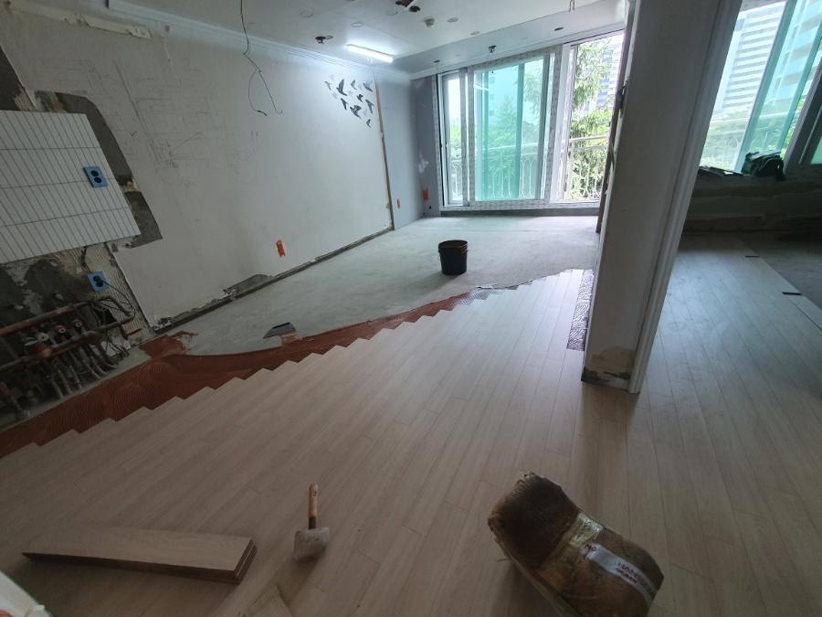 전선 노출과 타일 작업이 병행되는 공사 구역