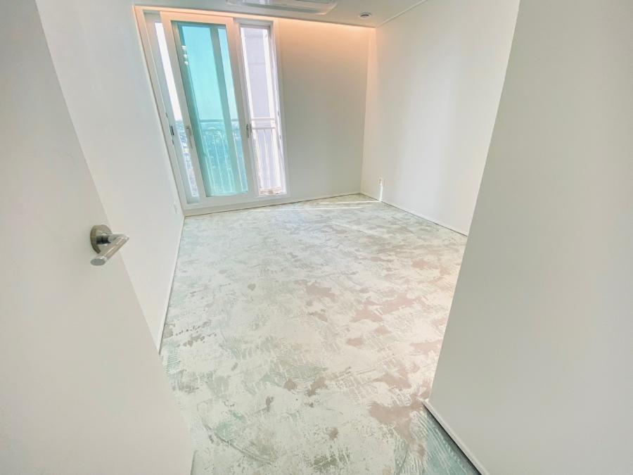 마감 처리된 표면이 보이는 텅 빈 방