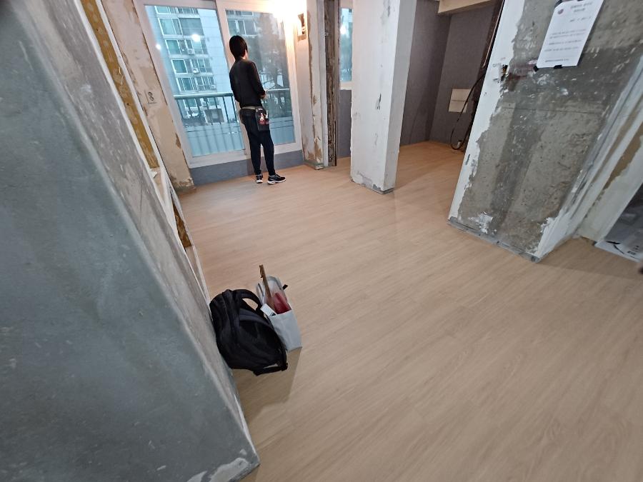 목재 마루가 깔린 실내에서 작업 중인 모습