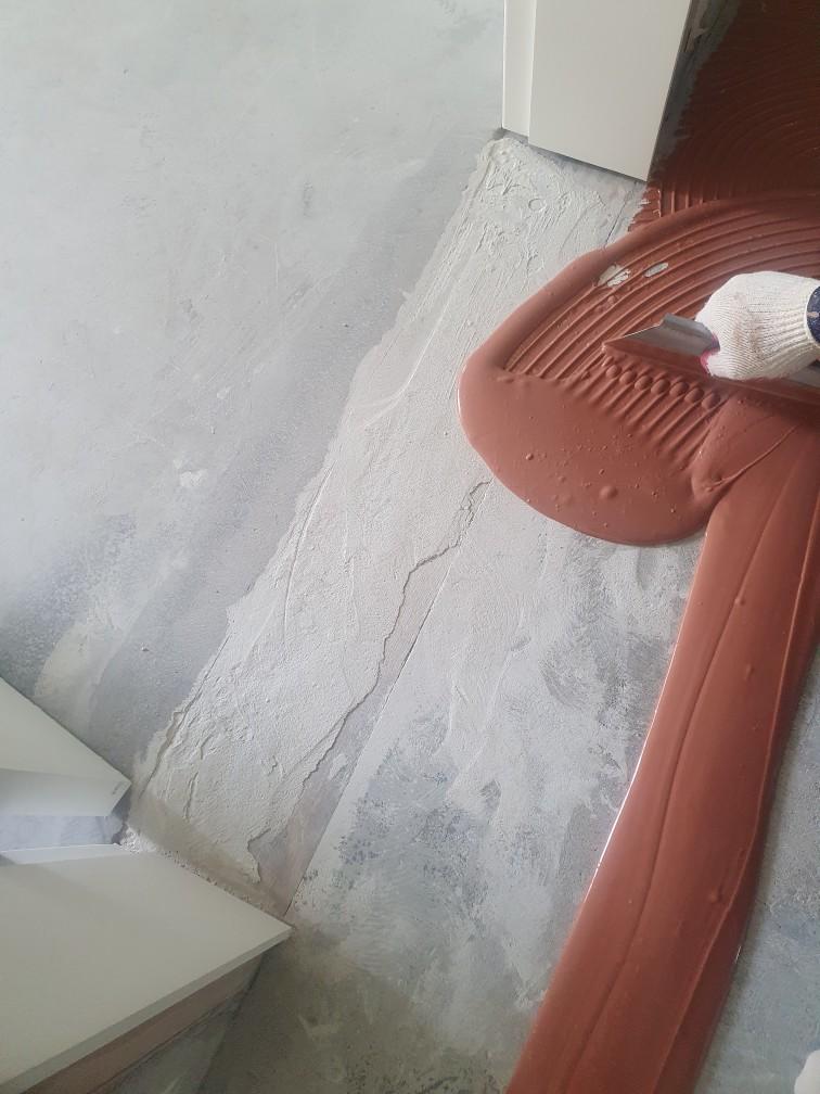 수공구를 활용한 세밀한 마감 작업