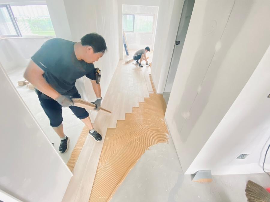 계단 옆 복도 바닥재 설치 과정