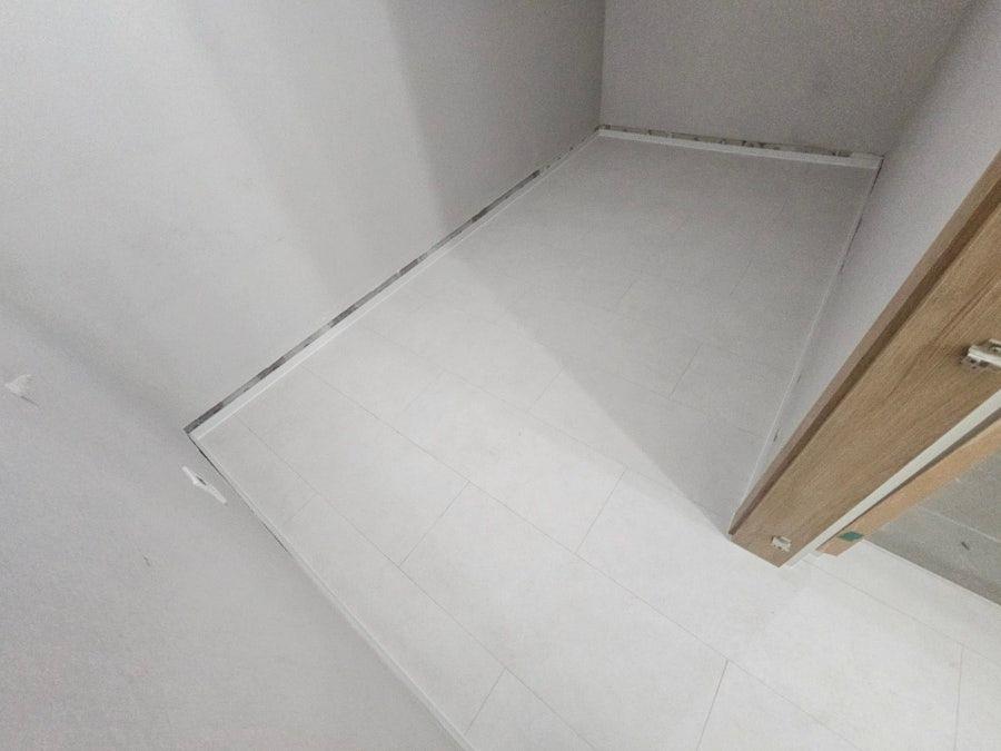 목재 도어가 설치된 깔끔한 현관 모습