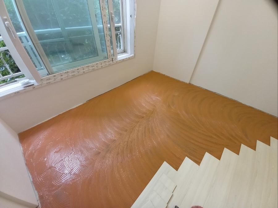 밝은 마루 계단과 슬라이딩 창문이 있는 공간