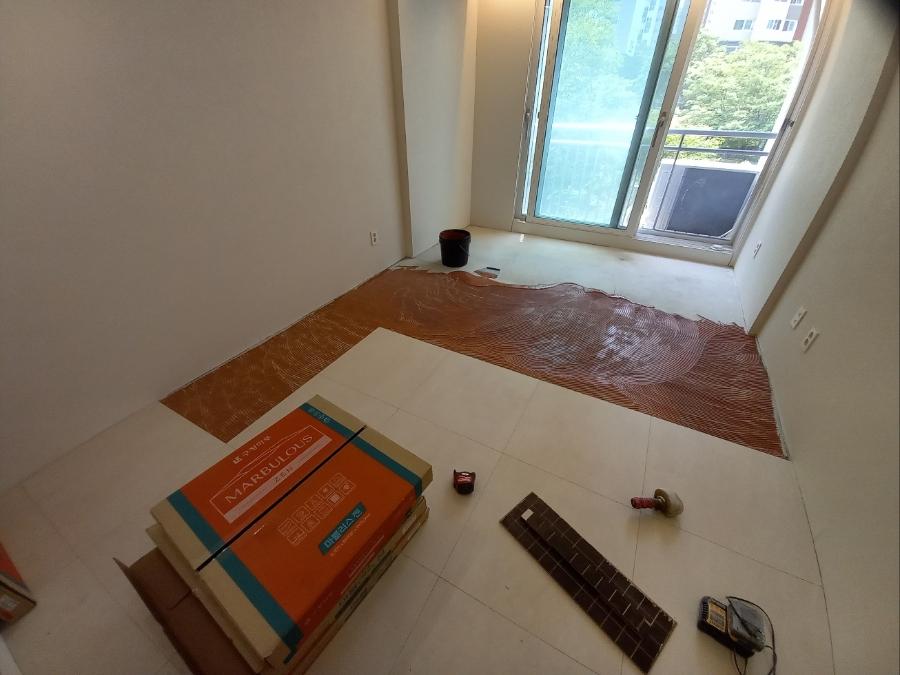 측정기와 타일 샘플이 놓인 방 내부 창가