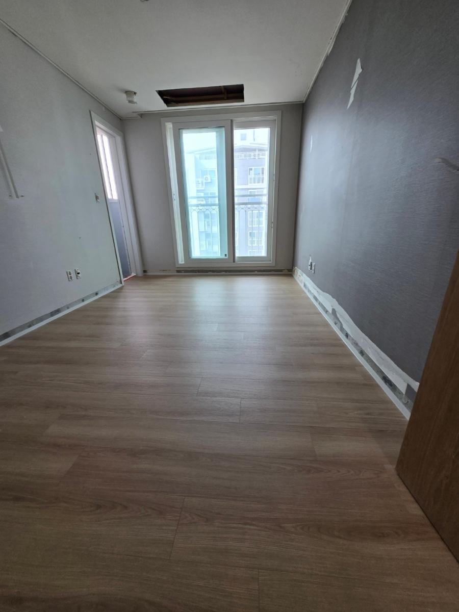벽면 보호 테이프가 붙은 넓은 공간