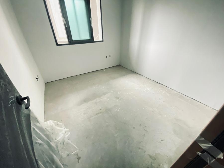 흰색으로 코팅된 바닥과 검은 테두리 창문