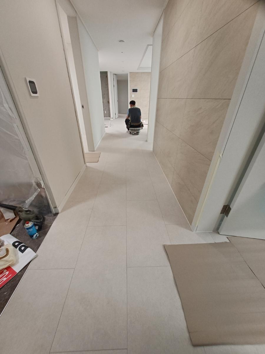 복도 바닥면의 세부 작업 도구들