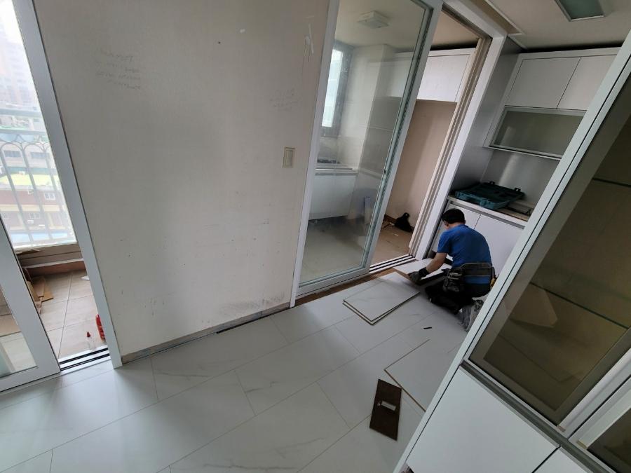 주방 수납장 앞바닥의 타일 시공 과정