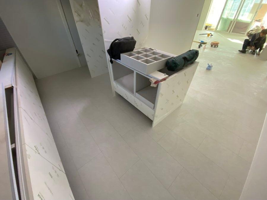 흰색 수납장과 녹색 롤러가 보이는 작업 공간