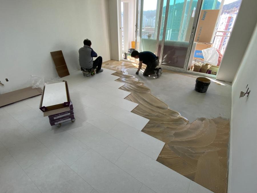 바닥에 놓인 수공구와 손잡이 디테일