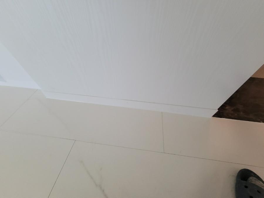 흰색 벽면과 바닥이 맞닿은 구석 부분