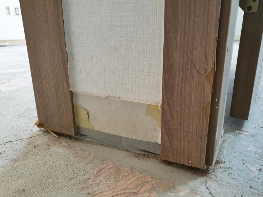 도어 프레임과 노출 콘크리트 바닥의 접합부