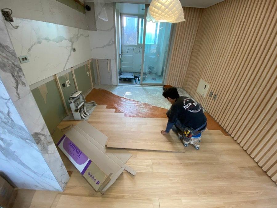 바닥 시공에 사용되는 수공구의 모습
