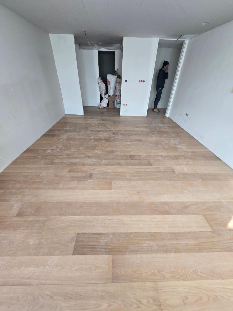 문틀 주변의 바닥 마감 상태