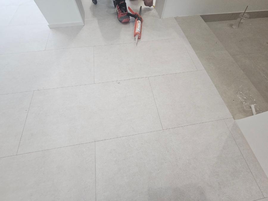접착제 펌프가 놓여 있는 시공 중인 현관