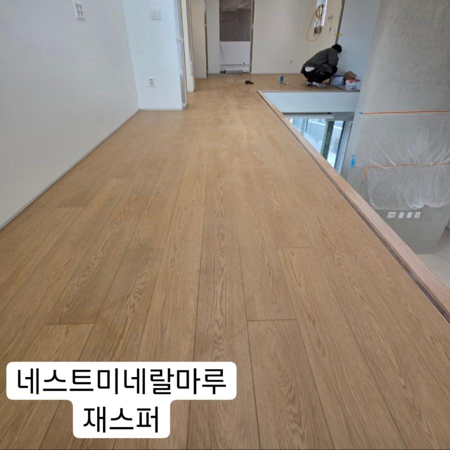 작업자가 마감 중인 2층 복도 끝부분