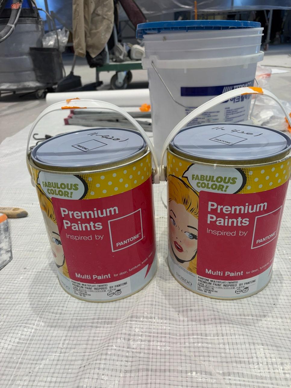 준비된 PANTONE 및 Premium Paints 도료 통