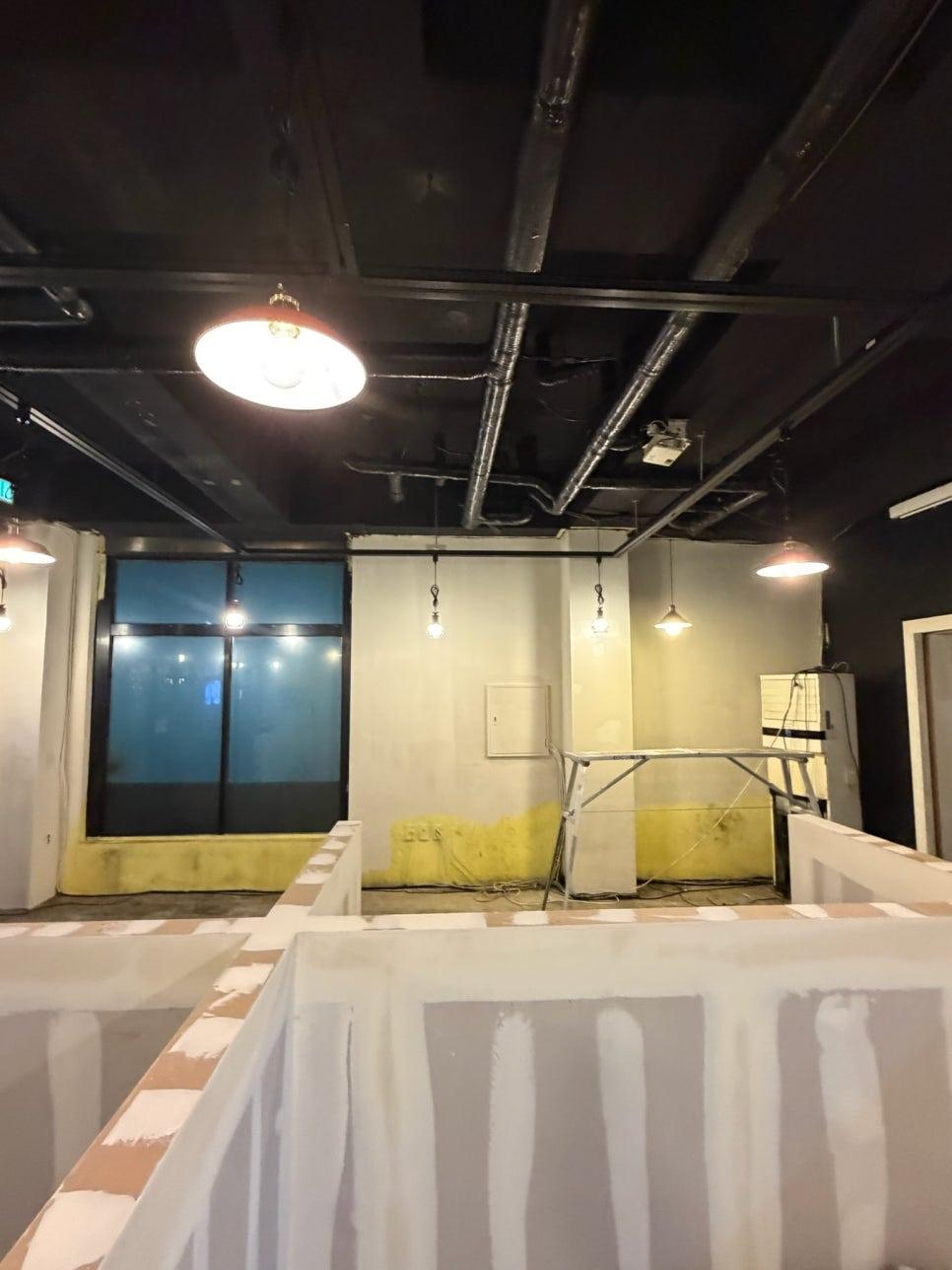 노란색 마감 부분과 흰색 상판 구조물이 있는 현장