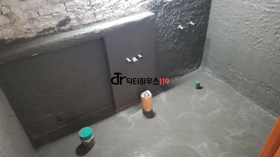 콘크리트 벽에 부착된 원통형 물받이 구조물