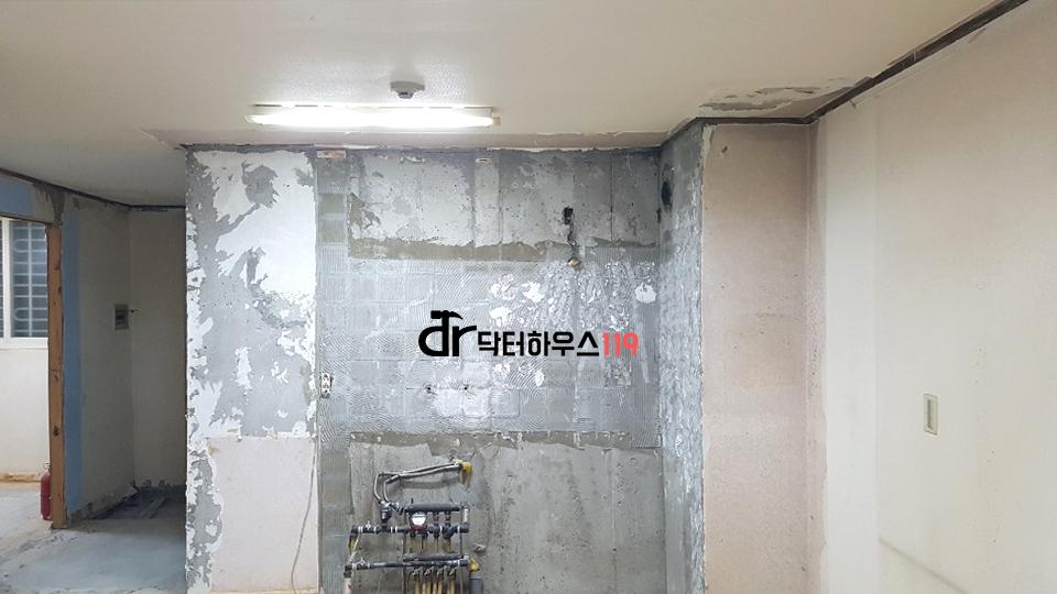 기존 구조물을 철거하며 변화를 준비하는 실내 공간