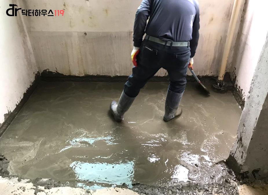 작업자가 있는 콘크리트 바닥의 실내 현장