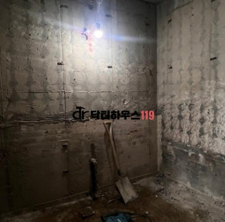 새로운 욕실을 위해 철거를 진행한 현장