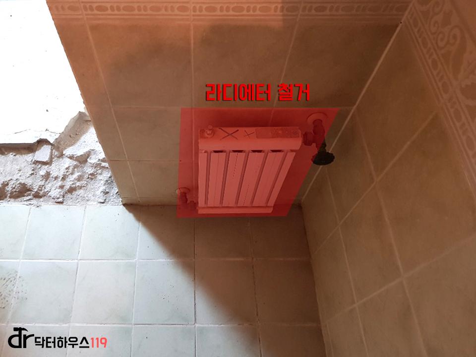벽면 라디에이터와 타일 벽의 모습