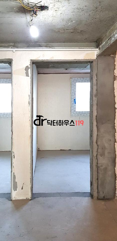 전선이 노출된 콘크리트 벽면의 빈 방