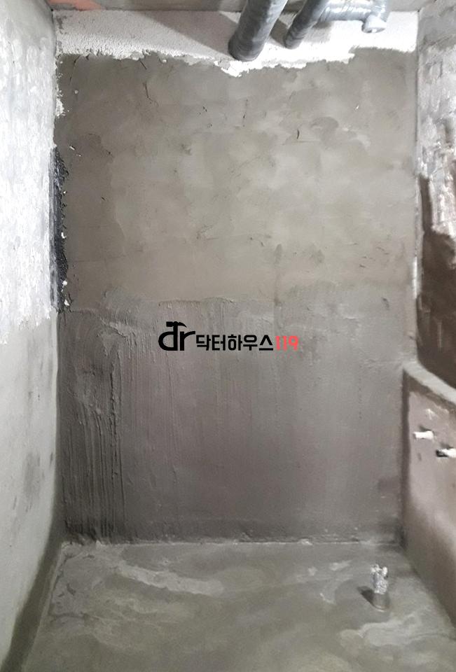 배관이 노출된 공사 중인 욕실 내부