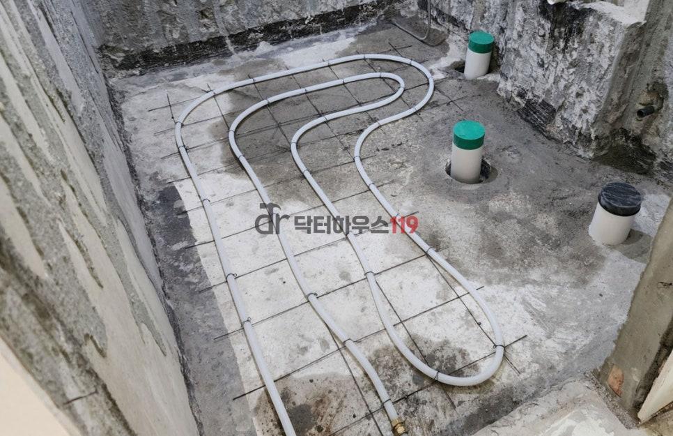 따뜻한 욕실을 위한 난방 배관 재시공 모습