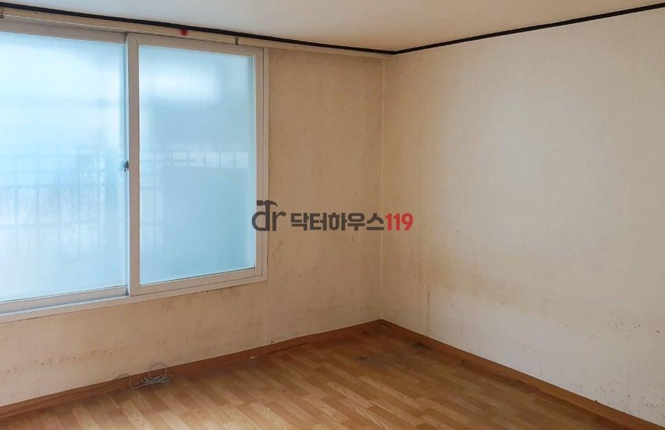 기초를 다지기 위해 정돈된 빈 공간