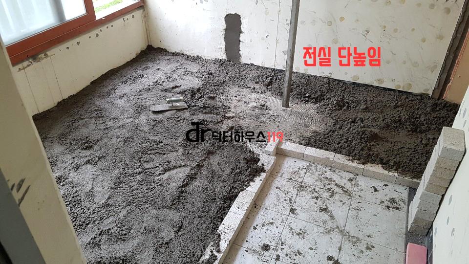 콘크리트 미장 작업이 진행 중인 바닥