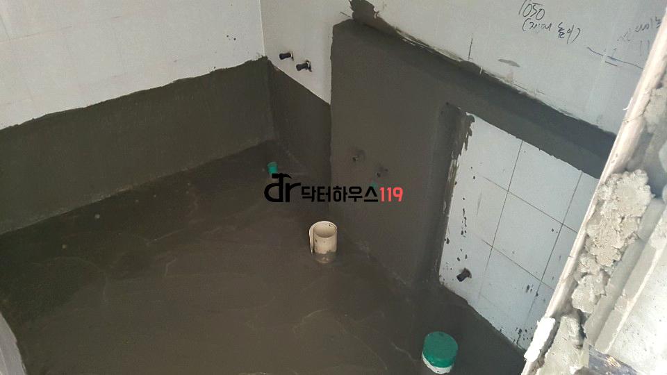 매끄러운 마감을 위한 샌딩과 미장 과정