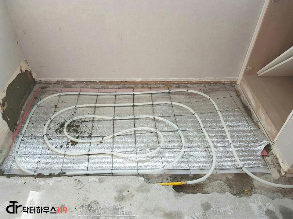 바닥에 설치된 흰색 난방 배관