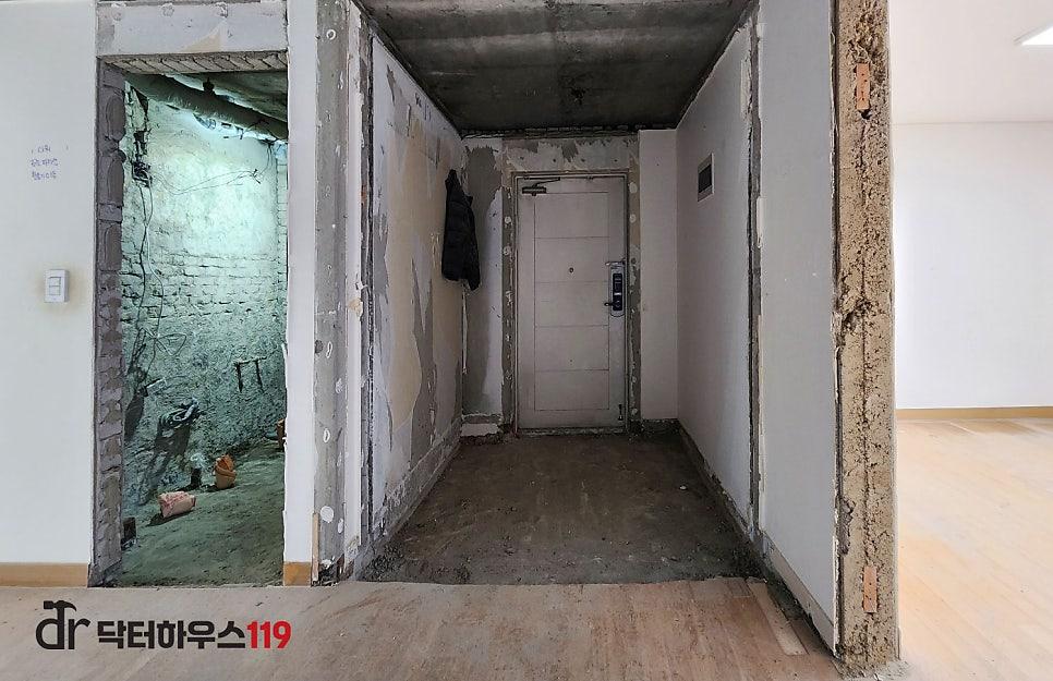 새로운 마감을 기다리는 복도 벽면