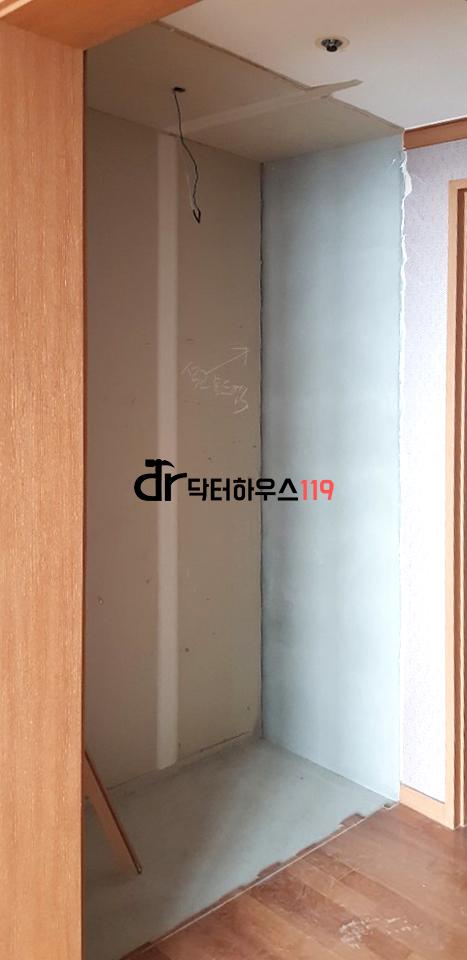 파란 보호막과 전선이 노출된 콘크리트 빈 공간